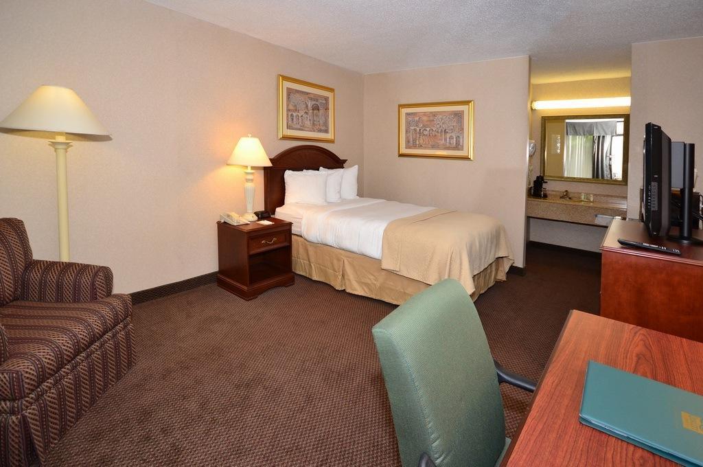 Quality Inn Exit 4 Кларксвилл Экстерьер фото